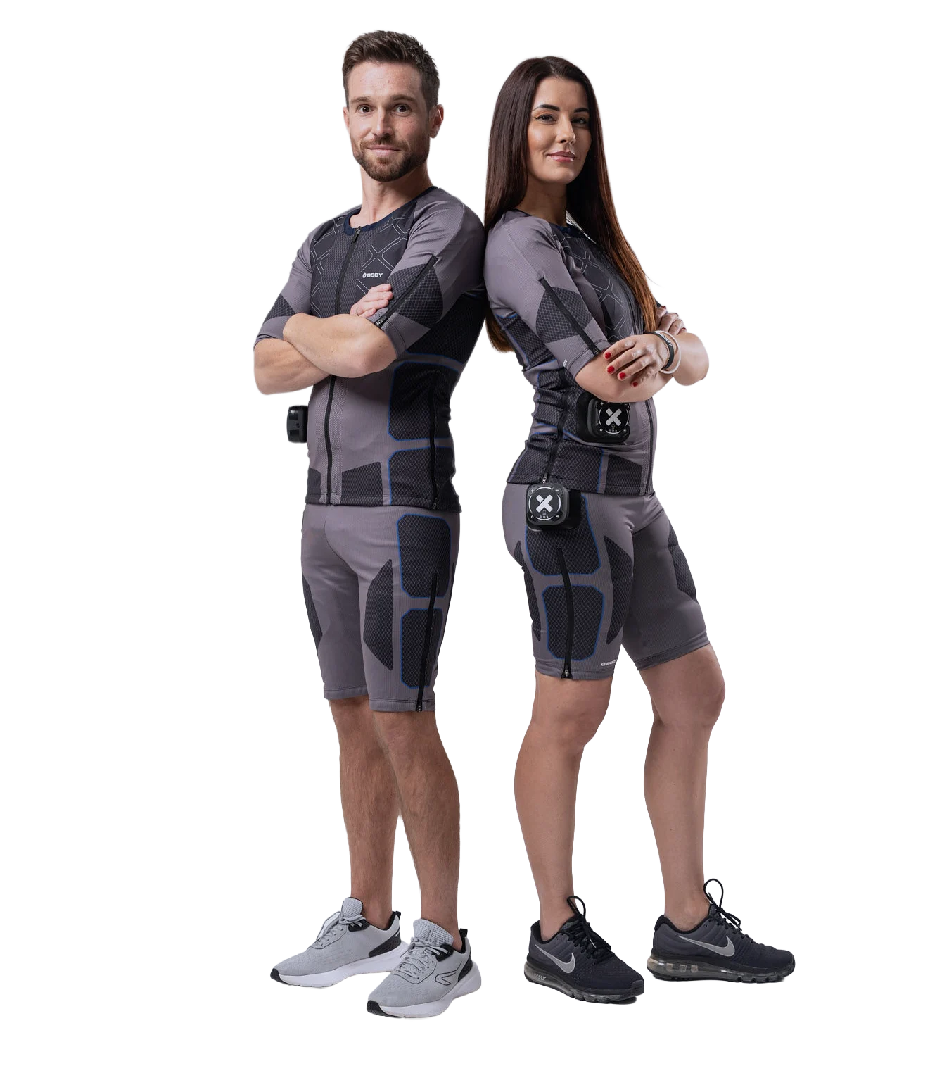 XBody Ein Mann und eine Frau in identischen, futuristischen Sportoutfits stehen Rücken an Rücken da und haben die Arme verschränkt.