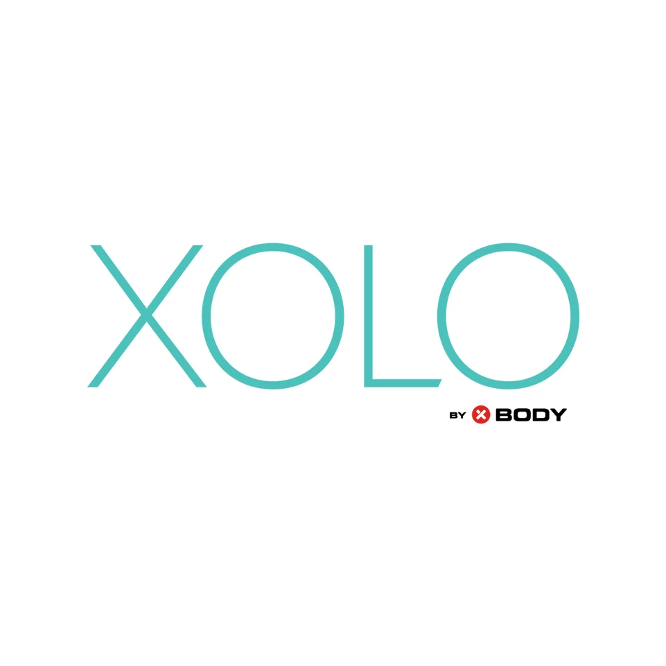 XBody Das „XOLO by XBody“-Logo mit hellblauem und schwarzem Text auf weißem Hintergrund.